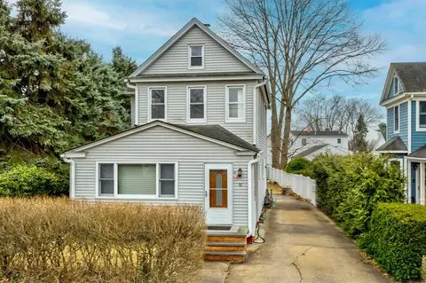 12 Memorial Pl, North Hempstead, NY 11030