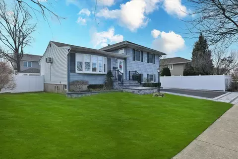 2672 Fisher Ln, Bellmore, NY 11710