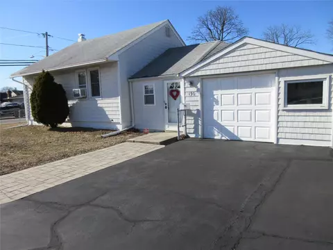 190 John St E, Lindenhurst, NY 11757
