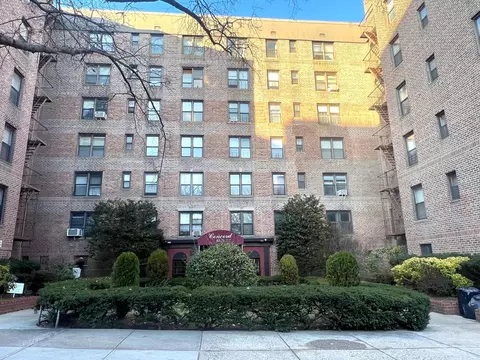 83-15 98 St #3C, Woodhaven, NY 11421