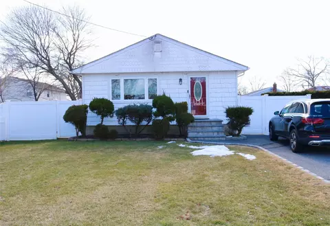 270 43rd St, Copiague, NY 11726