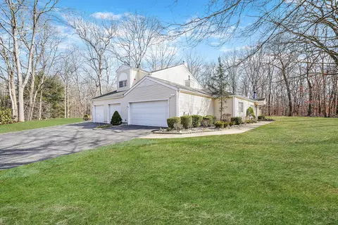88 Rabbit Run, Manorville, NY 11949