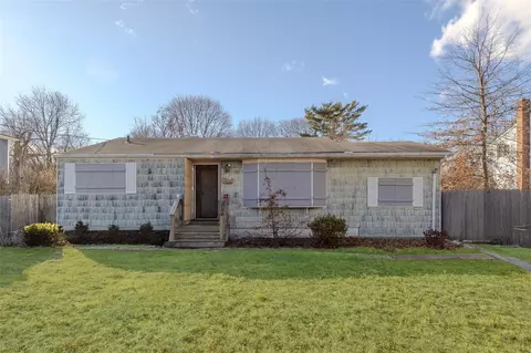 1522 N Gardiner Dr, Bay Shore, NY 11706