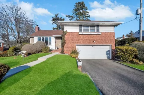 62 Westbury Ln, North Hempstead, NY 11590
