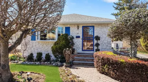 25 Cleaves Ave, Hempstead, NY 11550