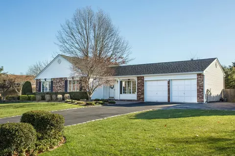 31 Timber Ridge Dr, Commack, NY 11725