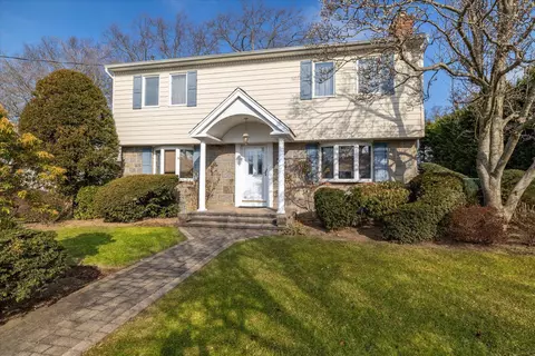 499 Mcdermott Rd, Rockville Centre, NY 11570