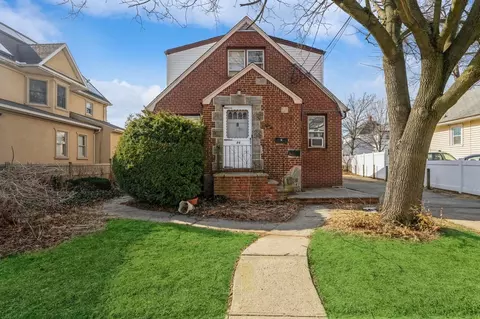86 E Mineola Ave, Valley Stream, NY 11580