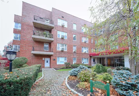 75 S Middle Neck Rd #3U, North Hempstead, NY 11021