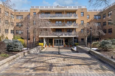 25 Park Pl #1K, North Hempstead, NY 11021