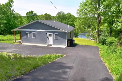 29 Lakeside Dr, New Windsor, NY 12553