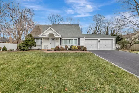 3 Shelbourne Ln, Stony Brook, NY 11790