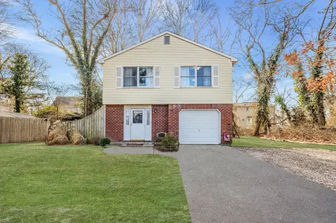 2 Vermont St, Brookhaven, NY 11772