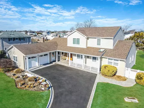 24 Lucinda Dr, Babylon, NY 11702