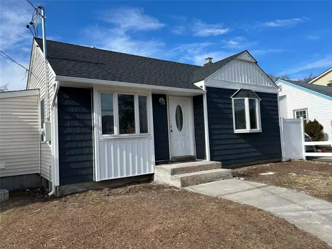 513 S 9th St, Lindenhurst, NY 11757