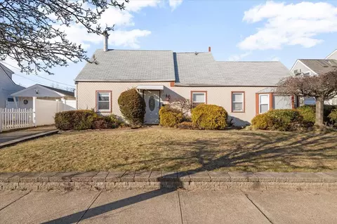 31 Drake Ln, Levittown, NY 11756