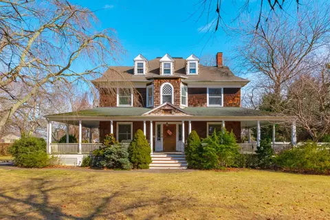 49 S Bay Ave, Islip, NY 11751