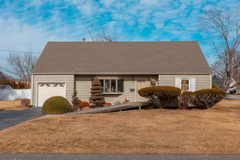 7 Adelphi St, Islip, NY 11751