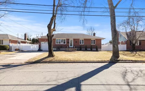 16 Rosalie Pl, Commack, NY 11725