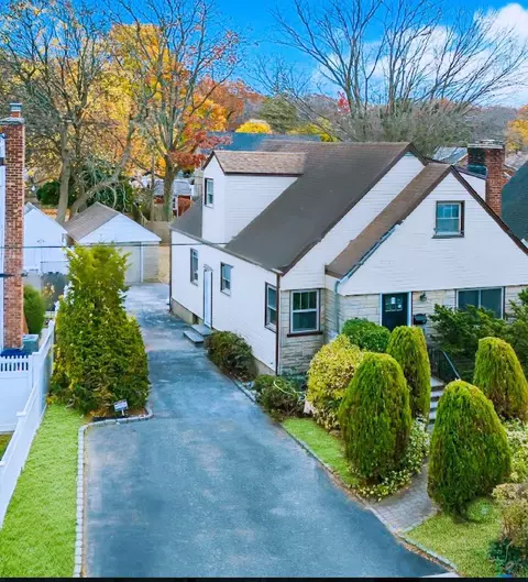 401 Hempstead Gardens Dr, West Hempstead, NY 11552