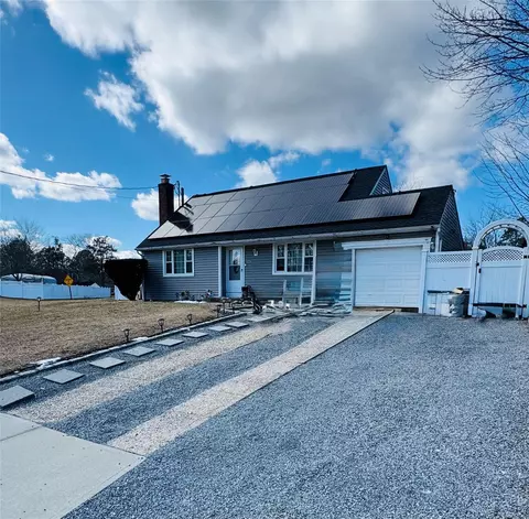 326 Randall Rd, Ridge, NY 11961
