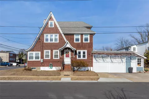 22 Adams St, East Rockaway, NY 11518