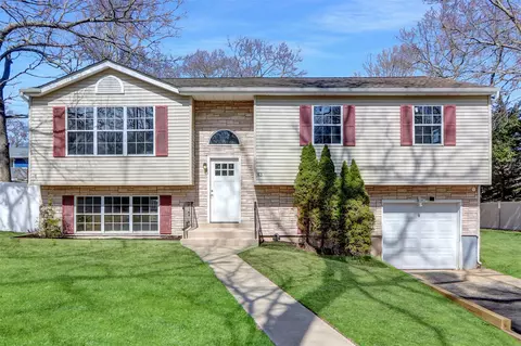 43 Seymour Ln, Medford, NY 11763