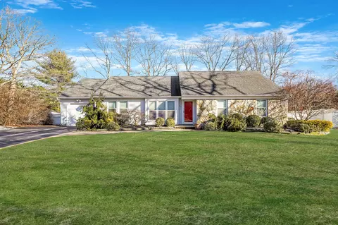 26 Oak Meadow Rd, Commack, NY 11725