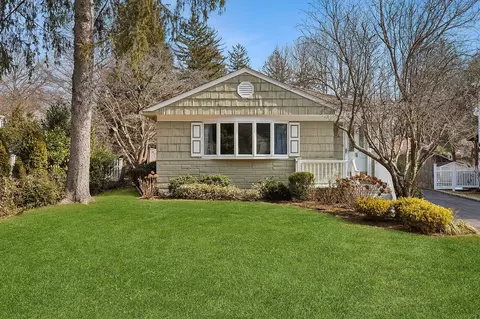 2 Carpenter Pl, Sea Cliff, NY 11579