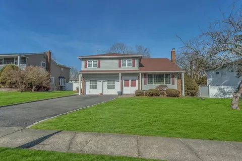 27 Sioux Dr, Commack, NY 11725