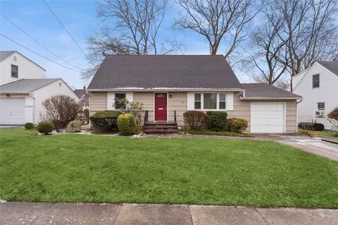 137 Arleigh Dr, North Hempstead, NY 11507