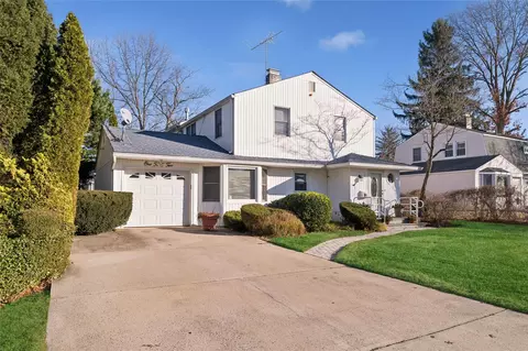 142 Hillturn Ln, North Hempstead, NY 11577