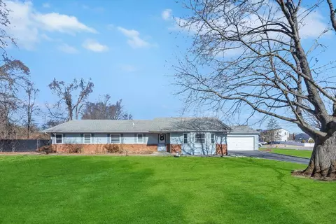 3 Maywood Ln, Coram, NY 11727