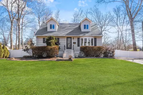 19 Colonial Dr, Clarkstown, NY 10956