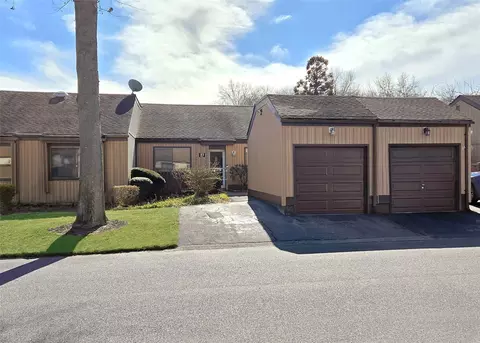 27 Strathmore Gate Dr, Stony Brook, NY 11790