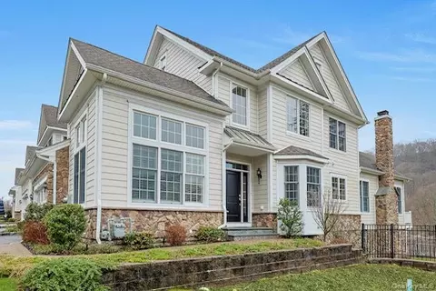 46 Dennis Ln, Mount Pleasant, NY 10570