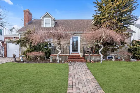 250 Roselle St, Mineola, NY 11501