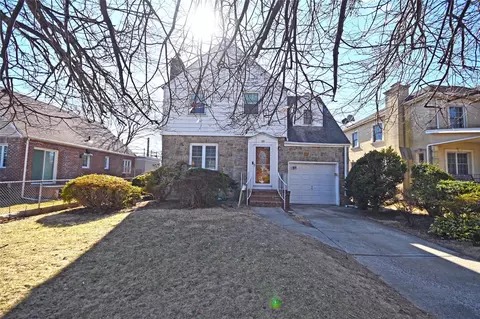 86 Primrose Dr, North Hempstead, NY 11040