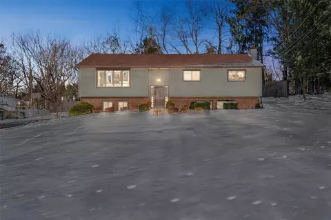 7 Bridle Ln, Poughkeepsie, NY 12603