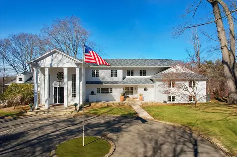 9 Knolls Ln, North Hempstead, NY 11030