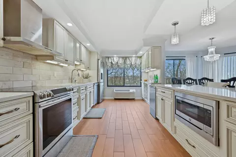 500 High Point Dr #311, Greenburgh, NY 10530