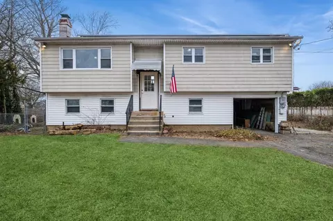 101 Monroe St, Amityville, NY 11701