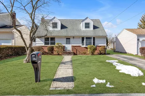 17 Todd Ct, Huntington Station, NY 11746