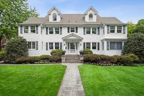 16 Broadfield Rd, New Rochelle, NY 10804
