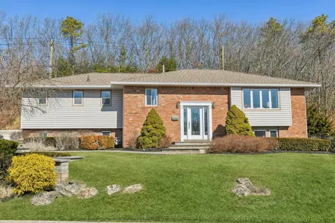 88 Lauren Ave, Dix Hills, NY 11746