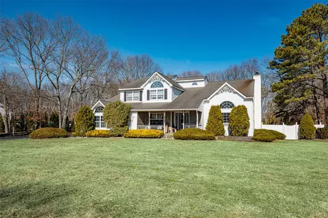 5 Prechtl Ct, Miller Place, NY 11764