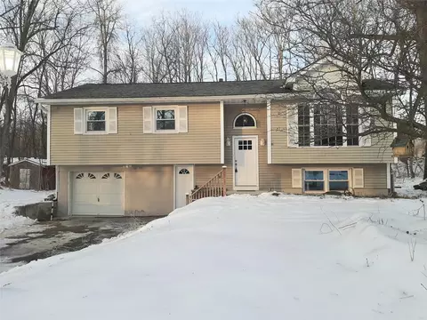 62 Holt Rd, Hyde Park, NY 12538