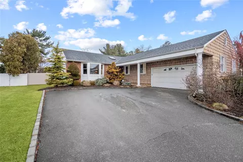 25 Joyce Ln, Woodbury, NY 11797