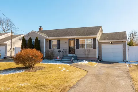 835 11th St, West Babylon, NY 11704