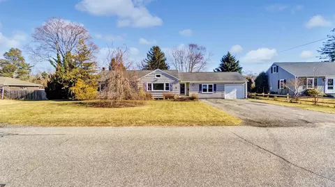 74 Sunrise Ave, Riverhead, NY 11901